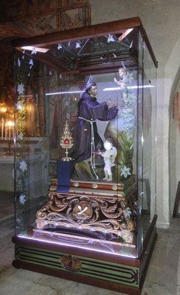 Teca sacra con santo