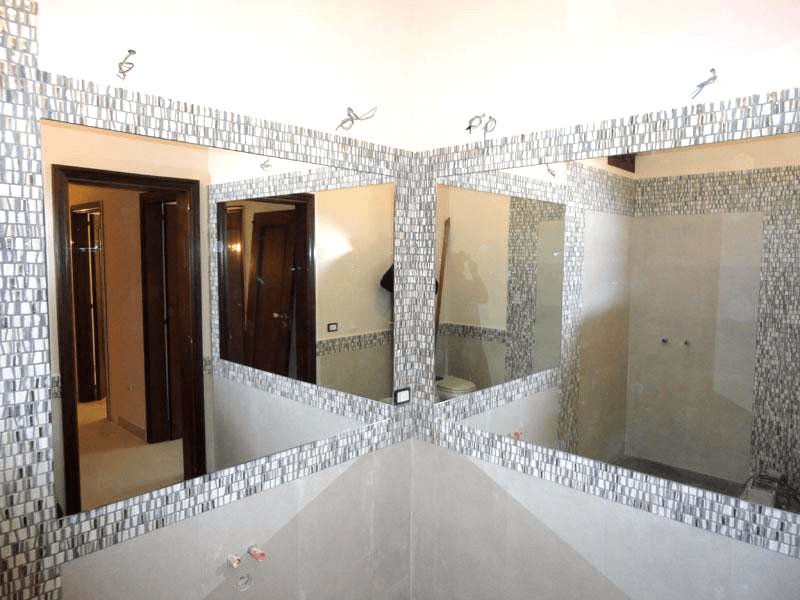 Specchio sovrapposto con telaio nascosto