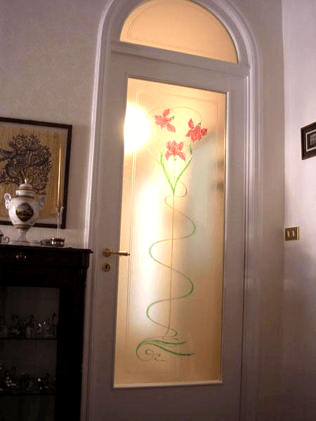 Decoro inciso e colorato