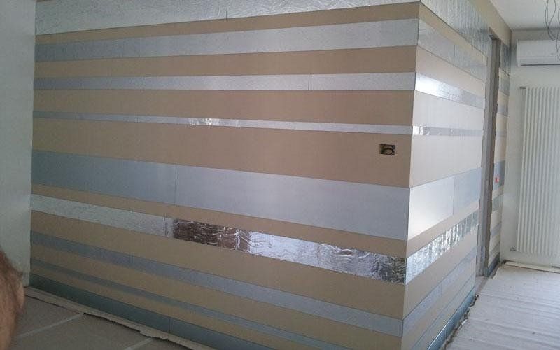 Rivestimento parete con vetri riflettenti e argentati