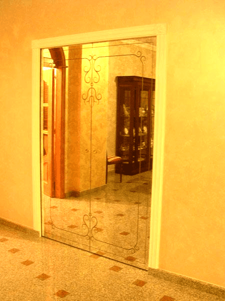 Scorrevoli ricoperte con specchio anticato e decorato