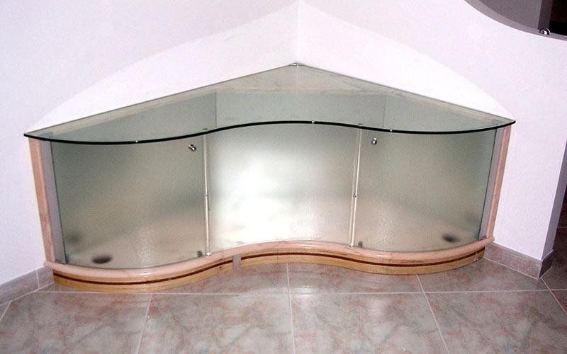 Mobile in marmo e cristallo sagomato e curvo