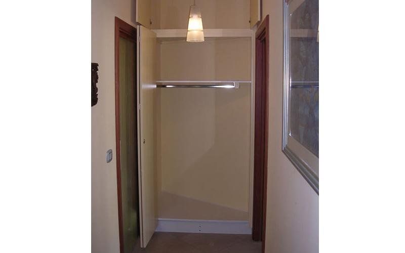 Guardaroba in legno laccato con anta a libro