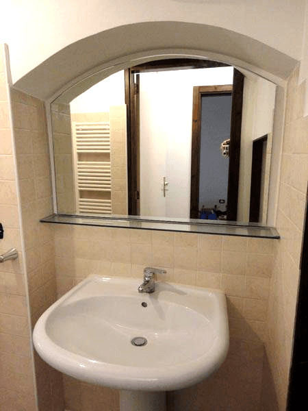 Specchio sagomato con mensola