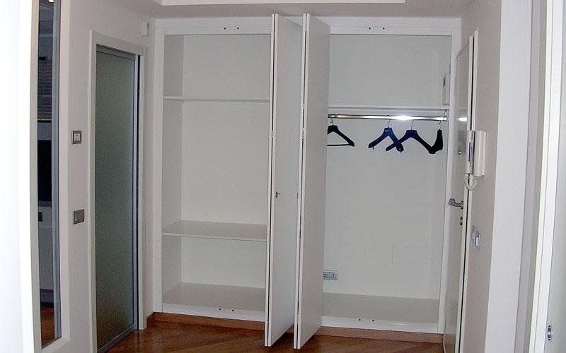 Guardaroba in legno laccato con ante a libro