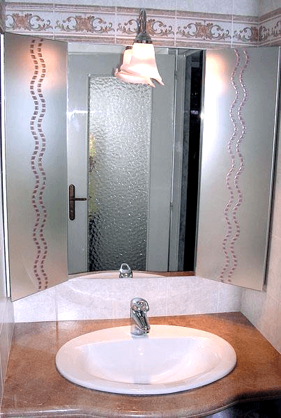 Mobiletto con antine laterali apribili e decorate