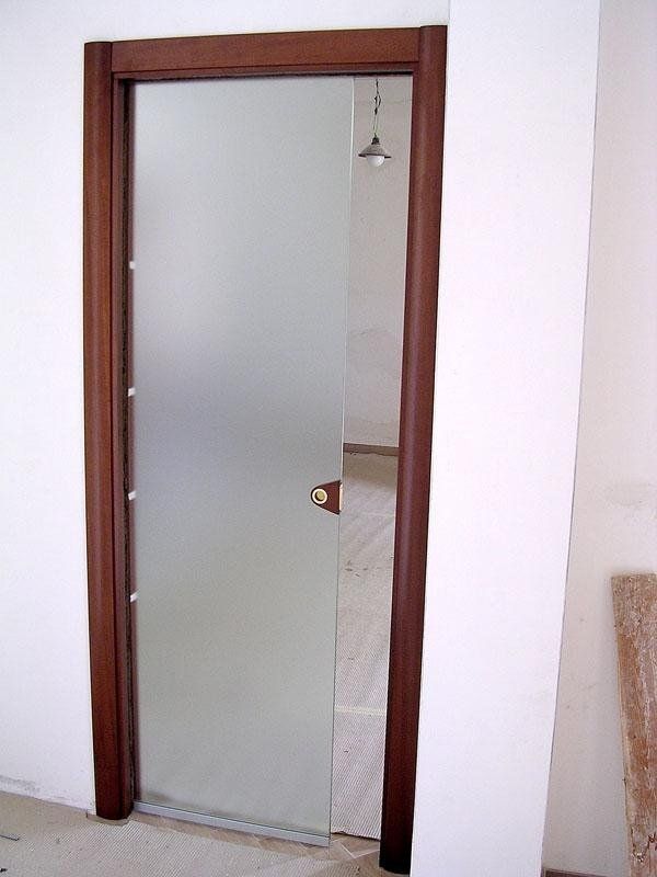 porta con maniglia in legno