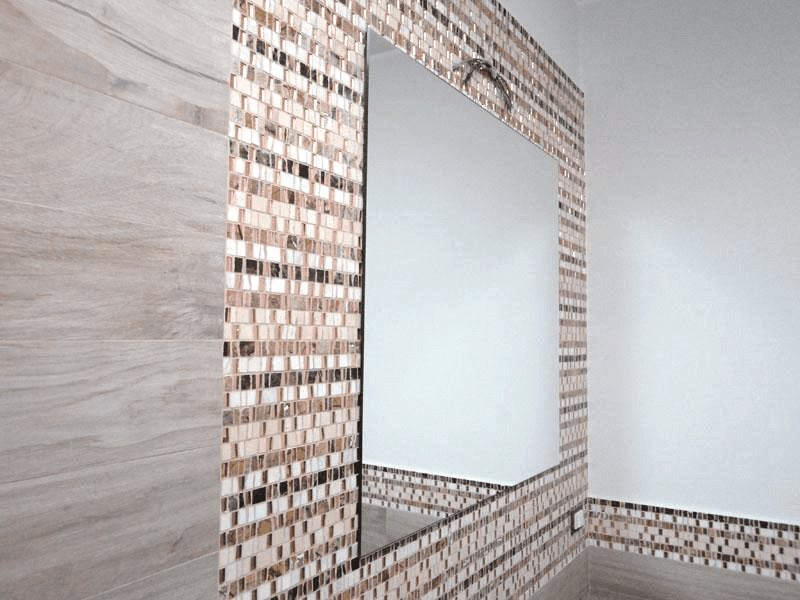 Specchio sovrapposto con telaio nascosto