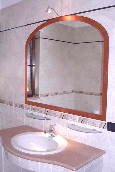 Specchio sagomato con cornice colorata