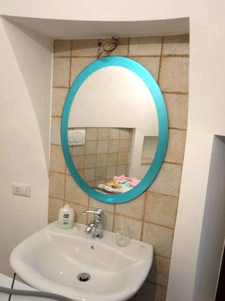 Specchio ovale con cornice colorata