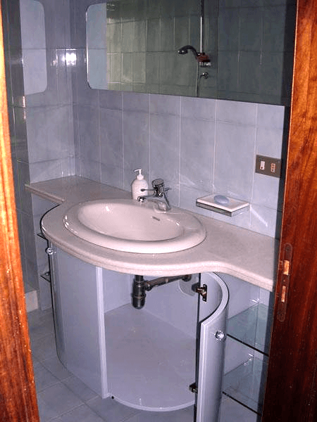 Mobile bagno con antina in vetro curvo