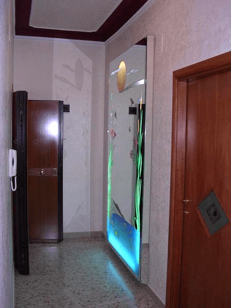 Specchiera da ingresso retrodecorata e illuminata