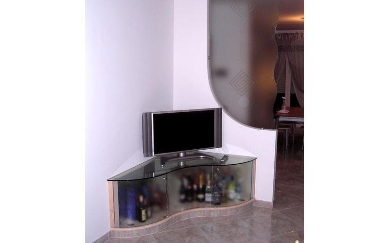 Mobile in marmo e cristallo sagomato e curvo