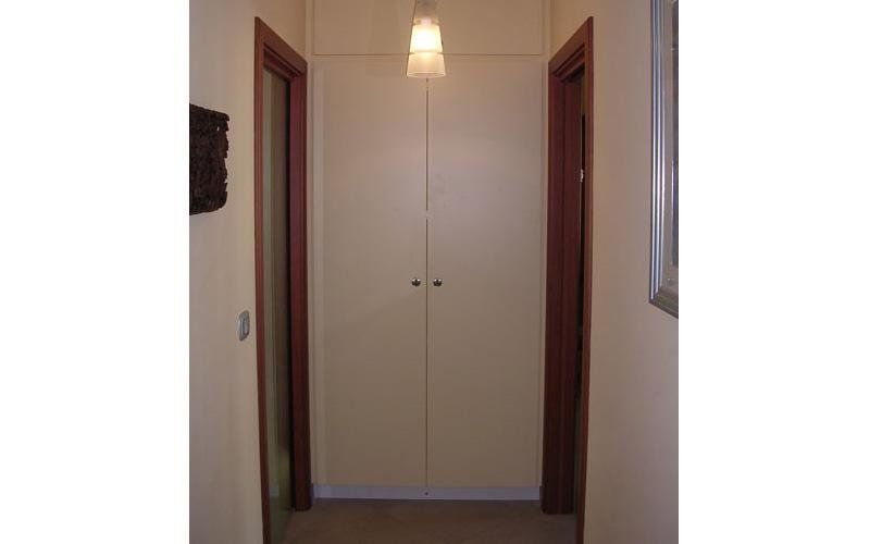 Guardaroba in legno laccato con anta a libro