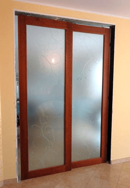 Decoro inciso e colorato