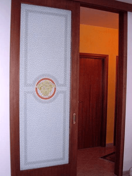 Decoro inciso e colorato