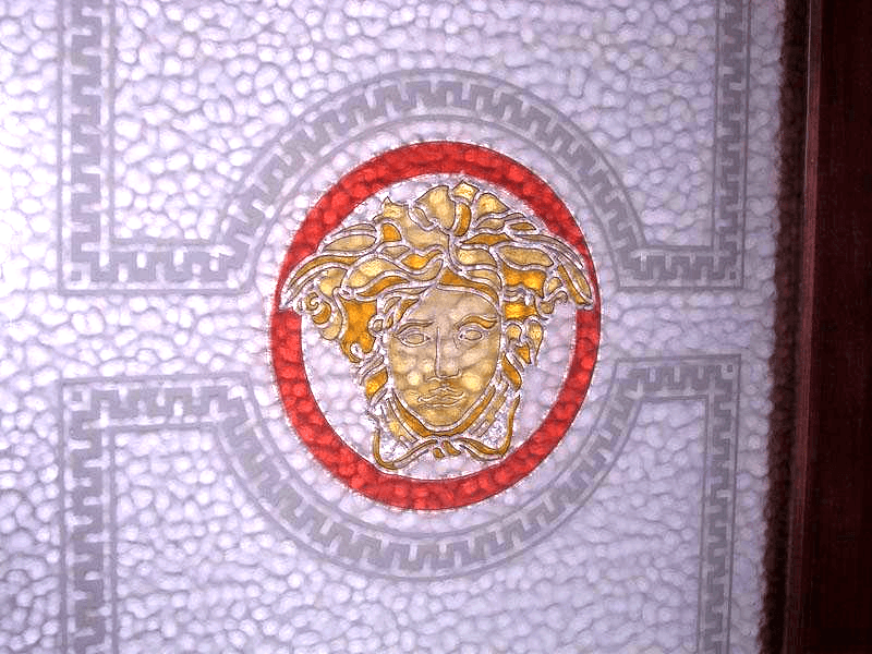 Decoro inciso e colorato