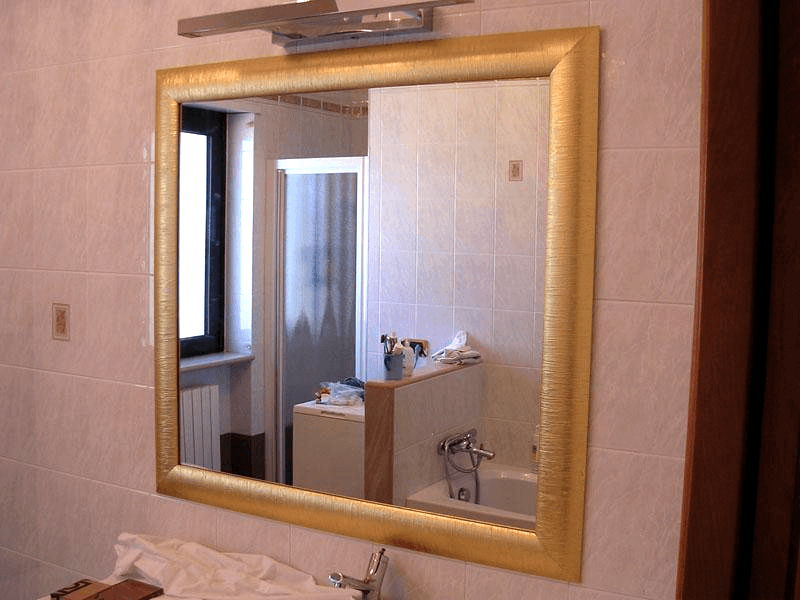 Specchio con cornice in legno