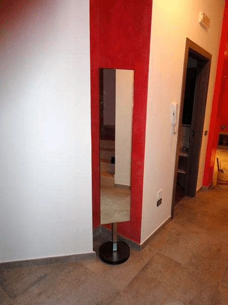 Specchiera con base in cristallo e supporto in acciaio