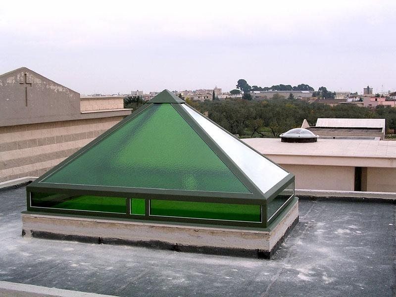 Lucernario in acciaio e vetri smerigliati con sfumature