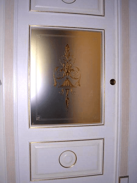 Decoro inciso e colorato