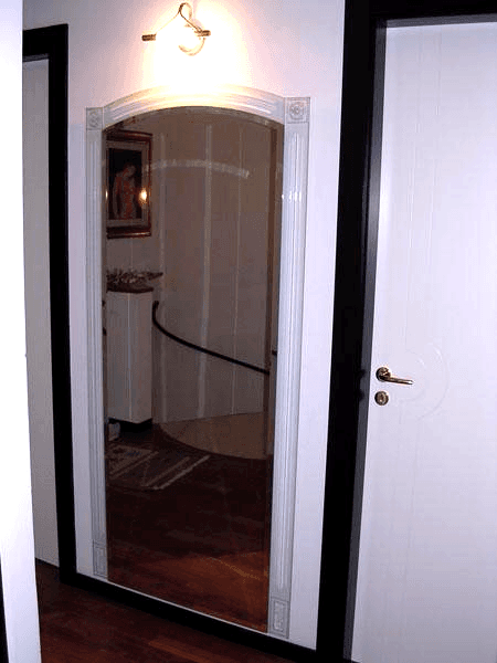 Specchiera a muro con cornice satinata e incisa