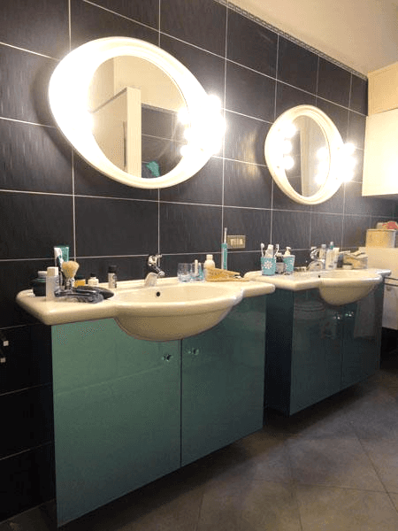 Mobili in cristallo retrolaccato con lavabo incassato
