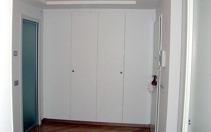 Guardaroba in legno laccato con ante a libro