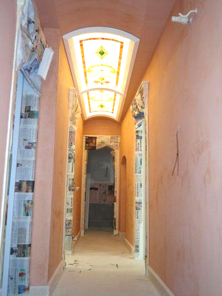 Vetrata Tiffany curva e illuminata