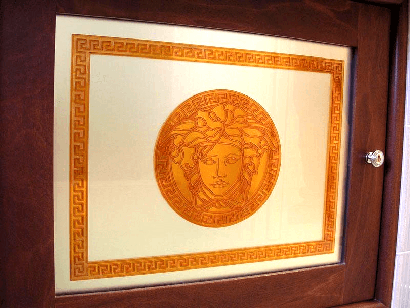 Decoro inciso e colorato