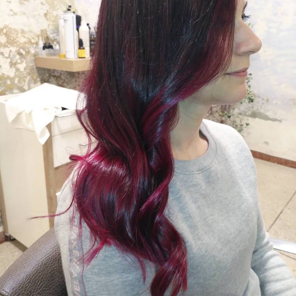 Capelli lunghi rosso amaranto