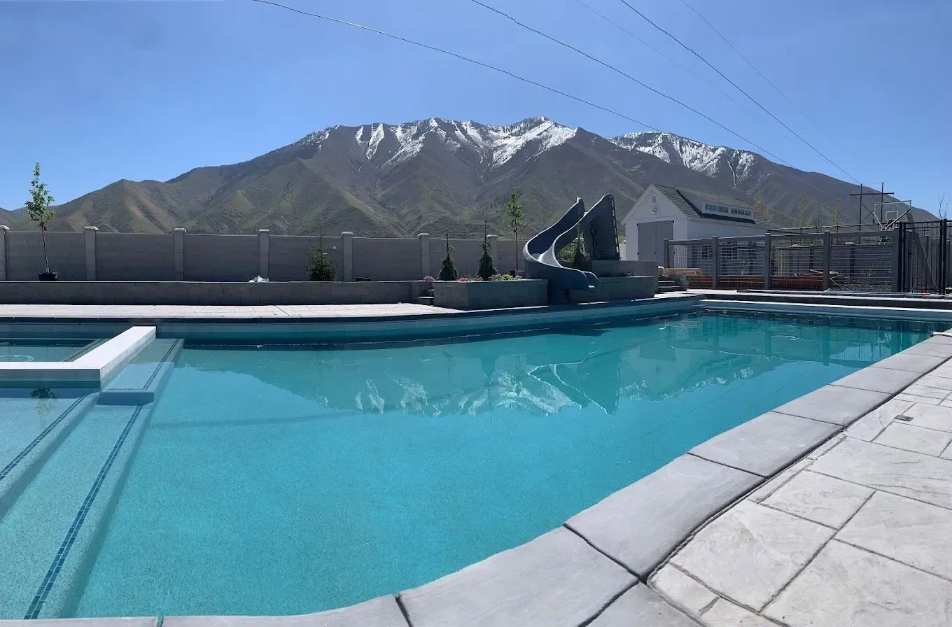 A large swimming pool with mountains in the background