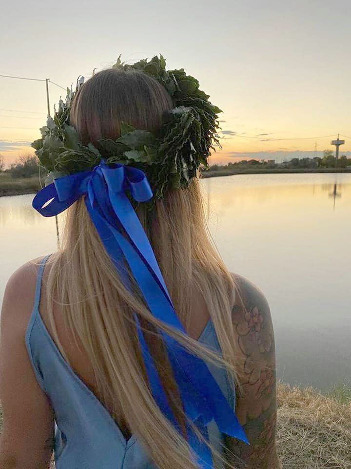 Corona di foglie e un nastro blu