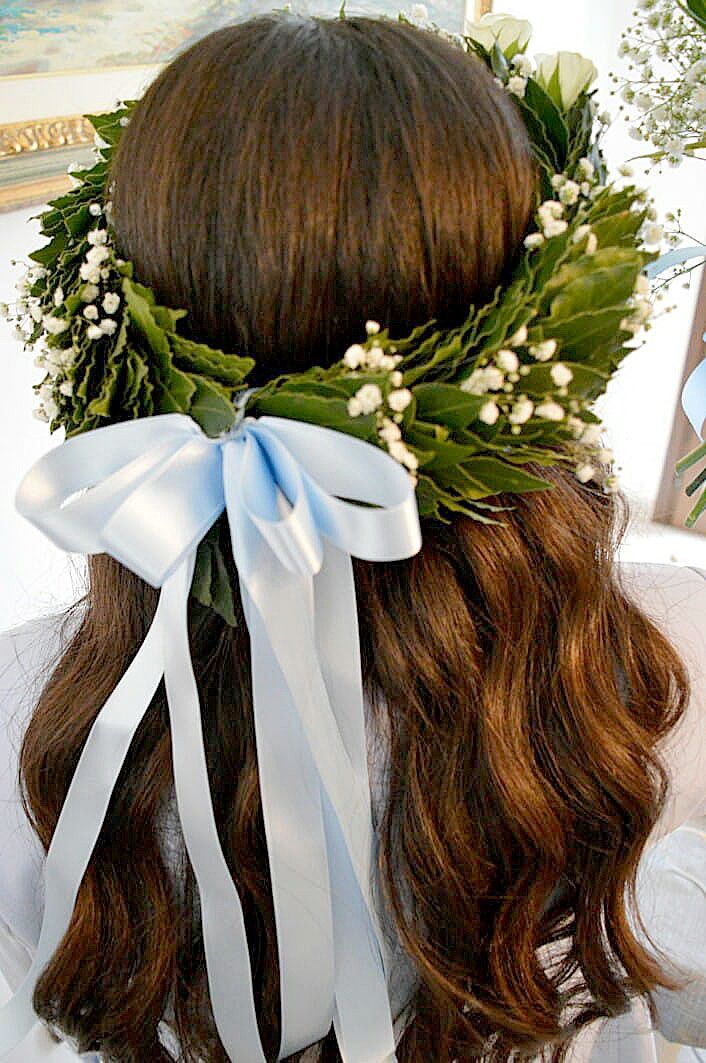 Corona di fiori di mughetto tra i capelli