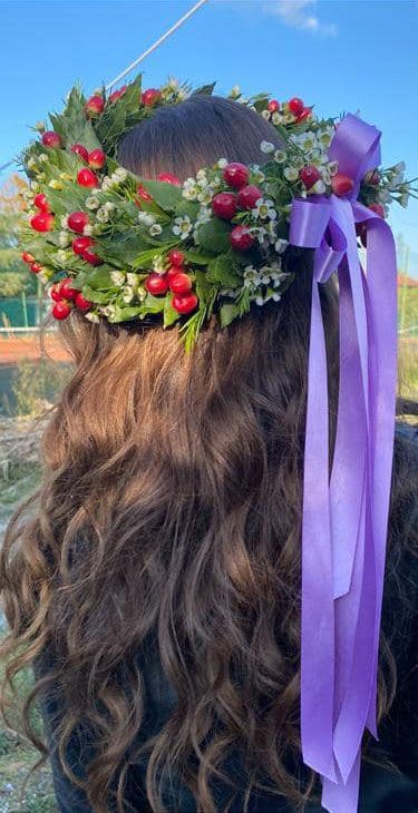 Corona di fiori in testa con un nastro viola