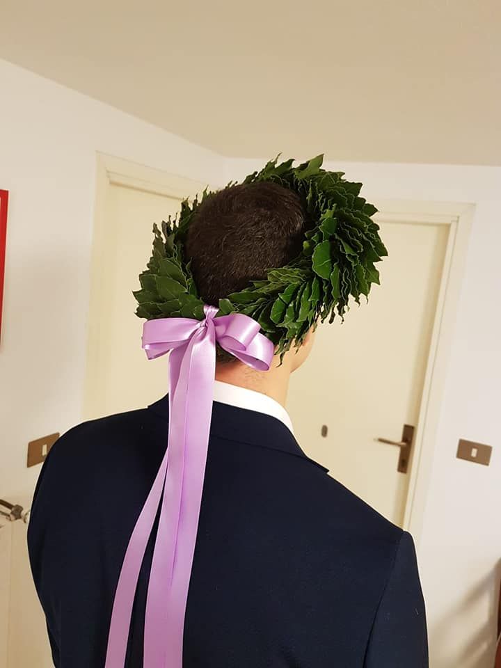 Corona d'alloro con un nastro viola