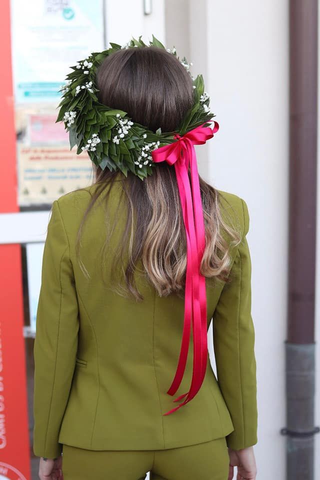 Donna che indossa una corona di alloro