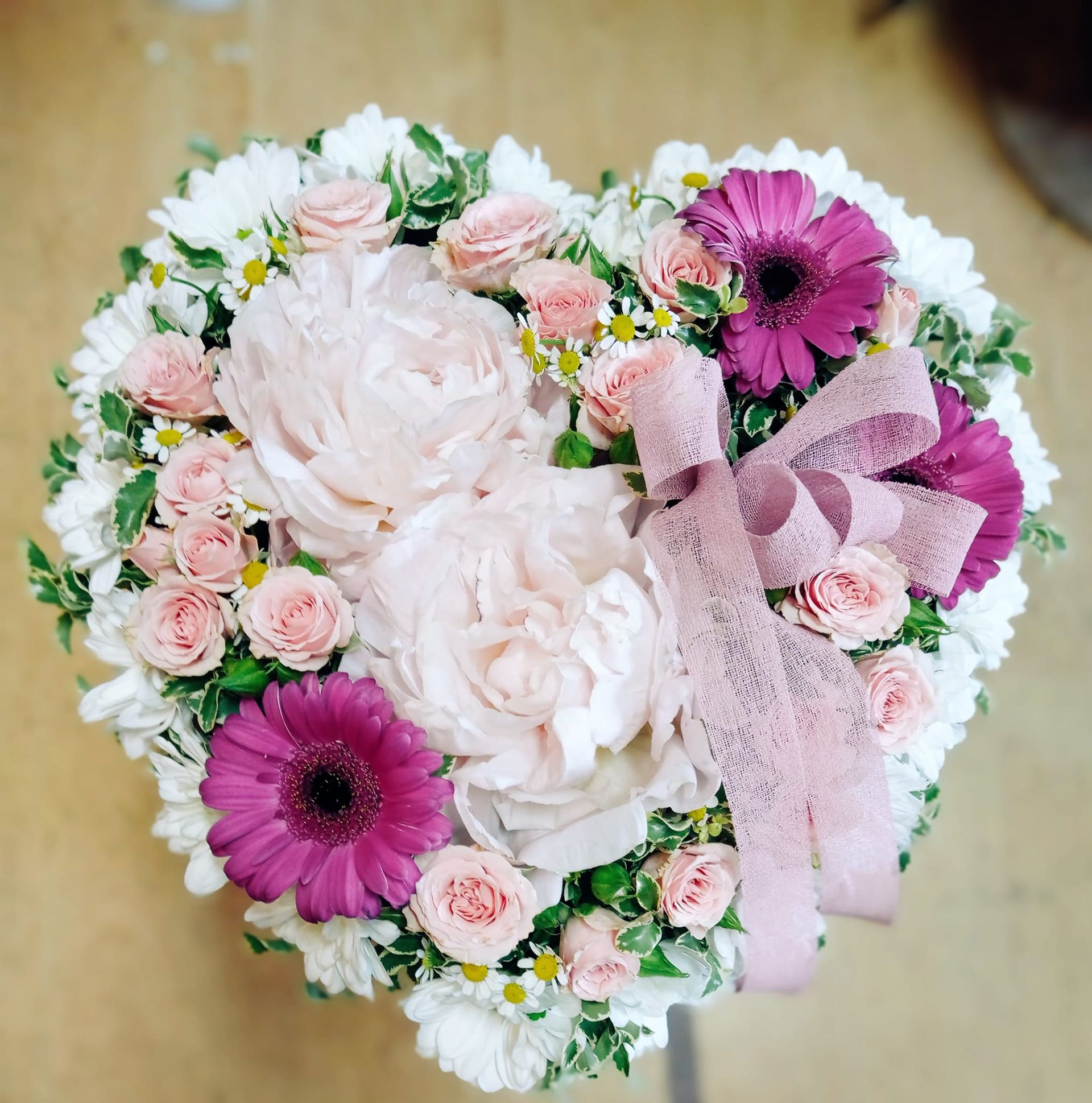 Bouquet a forma di cuore di fiori
