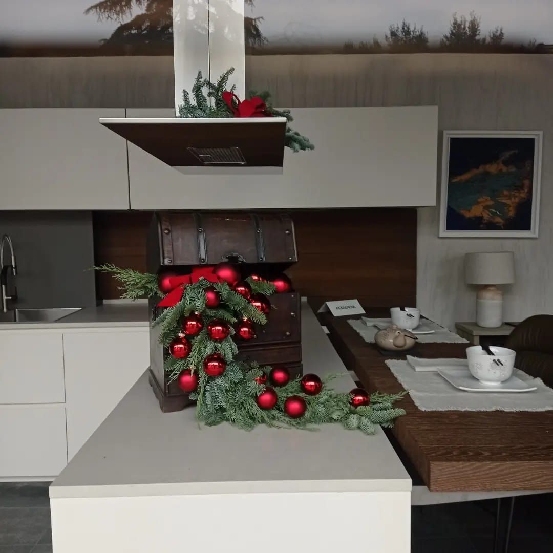 Una cucina con decorazioni natalizie