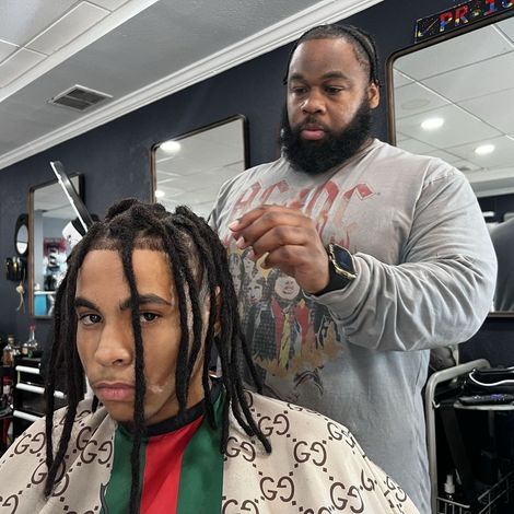 Man getting dreadlocks