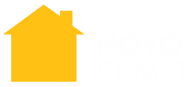 Une maison jaune avec une cheminée sur fond blanc.