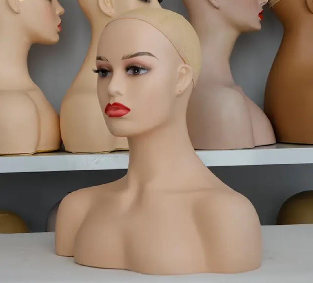 RF368 - Training or display Mannequin head with shoulder.