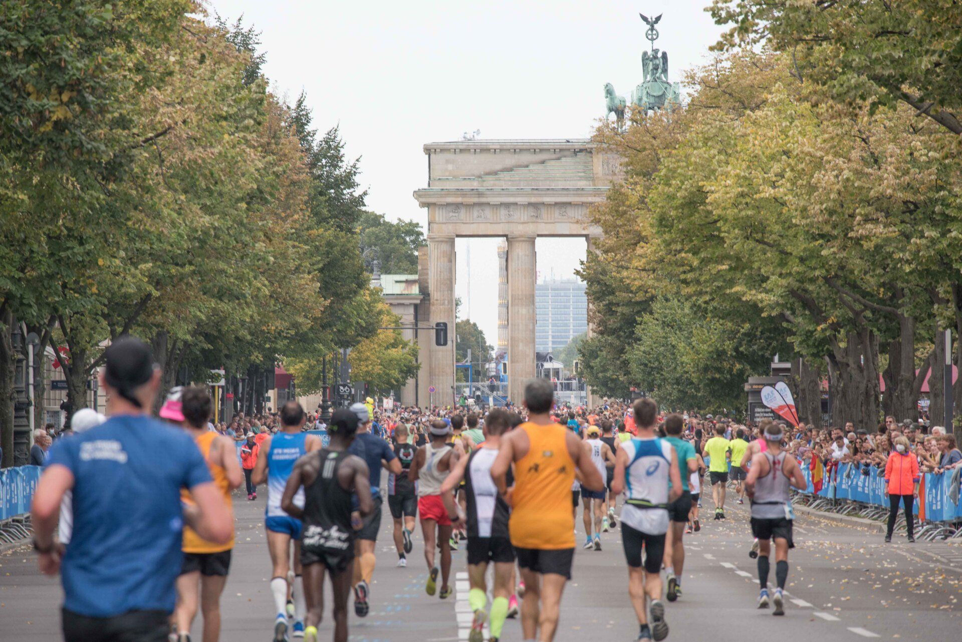 Läuferinnen und Läufer beim Berlin Marathon 2021 vor dem Brandenburger Tor
