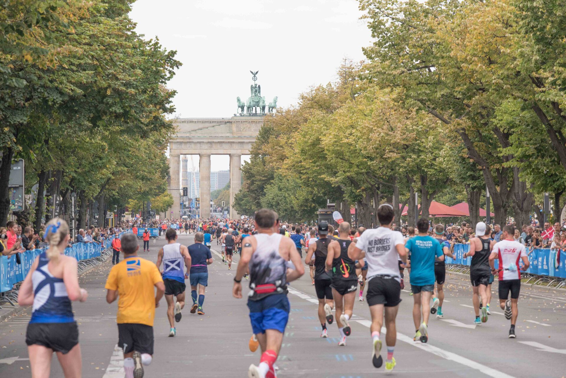 Berlin Marathon 2021 Läufer vor Brandenburger Tor