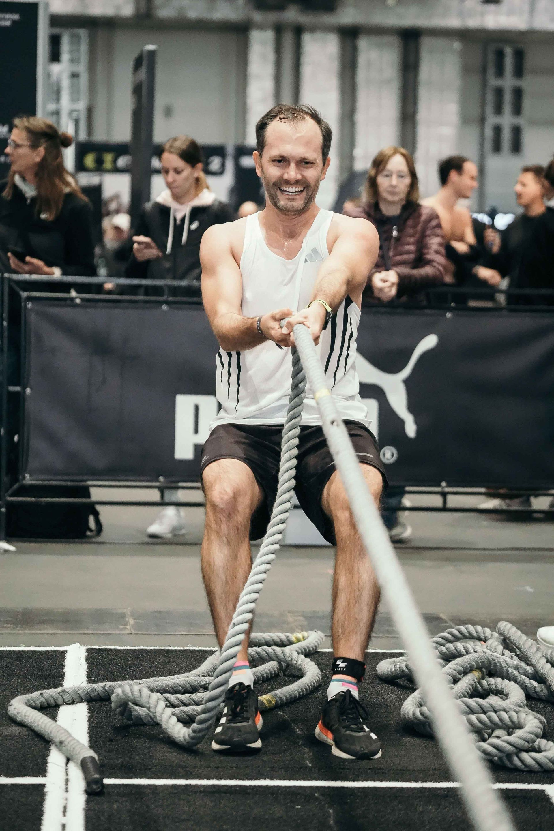Ein Mann zieht an einem Seil beim Sled Pull beim HYROX Hamburg 2025