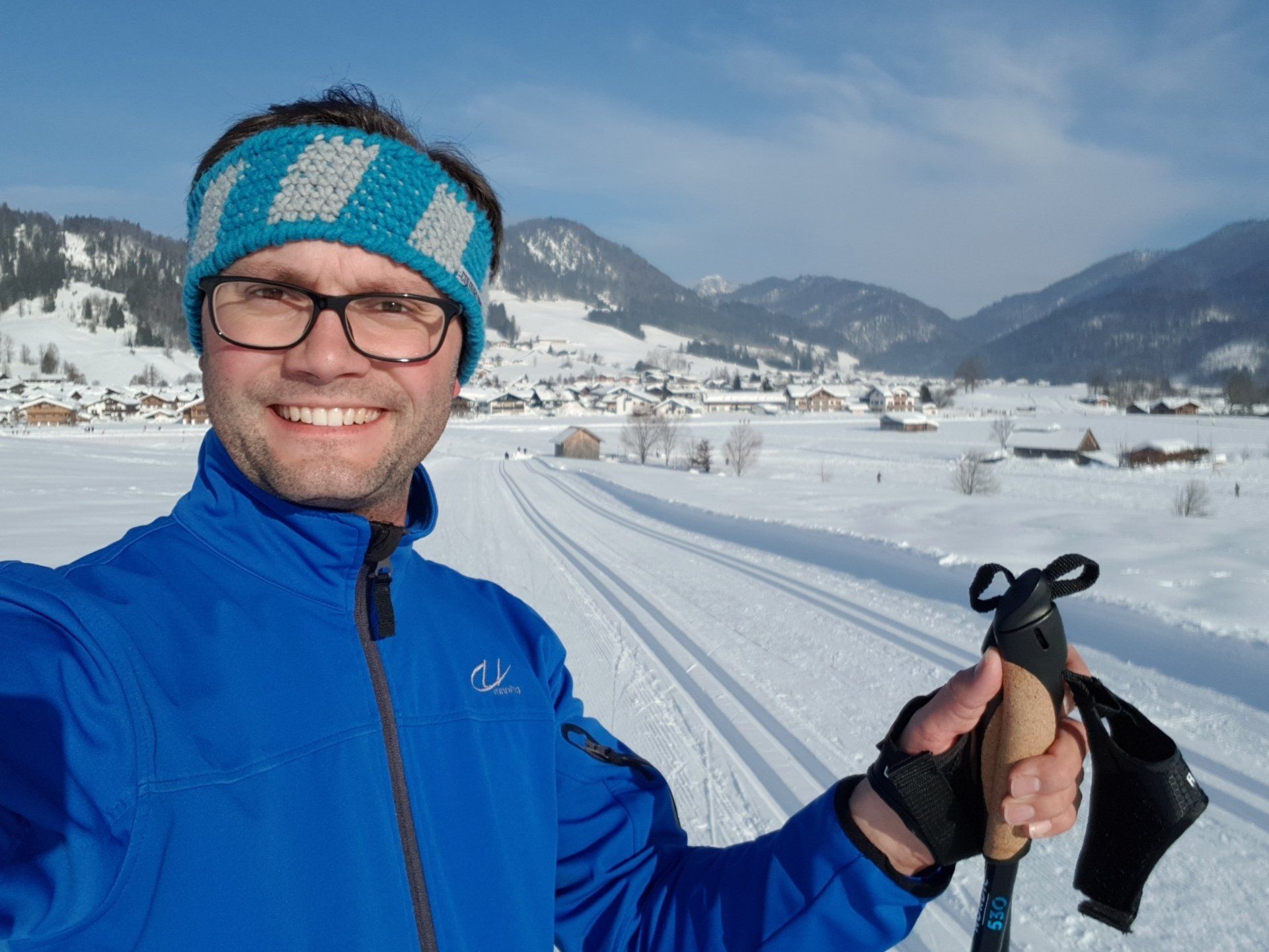 Langläufer vor gespurter Loipe im Winter (Selfie)