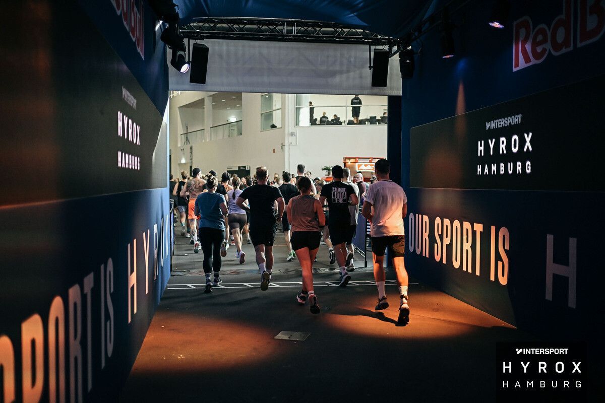 Eine Startwelle läuft beim HYROX Hamburg 2025 aus der Startbox
