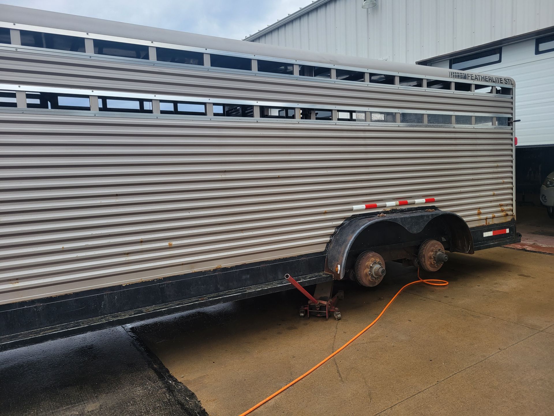 Changing Wheels Travalong 28ft Triple Axle Aluminum - Appleton, WI - D & D 24 Hr Towing Inc