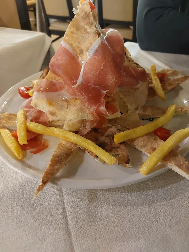 focaccia con crudo e patatine