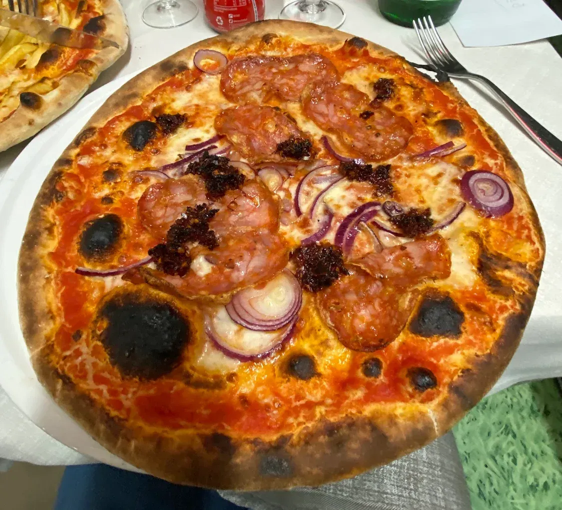 pizza cipolle e salamino piccante